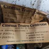 In uno di questi, tra antichi manifesti e giornali d�epoca...